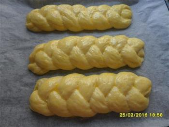 格外香醇的淡奶油辫子面包的做法图解9