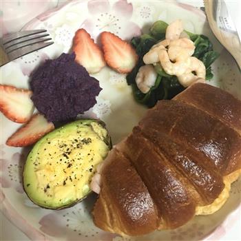 火腿芝士可颂+牛油果焗蛋+沙拉汁菠菜虾仁+紫薯泥球的做法步骤6