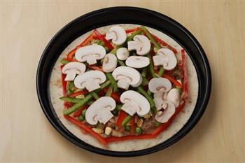 蘑菇鸡肉薄脆披萨的做法图解7