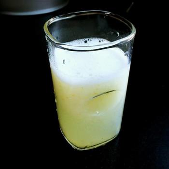 铁皮石斛香梨蜂蜜汁的做法步骤1