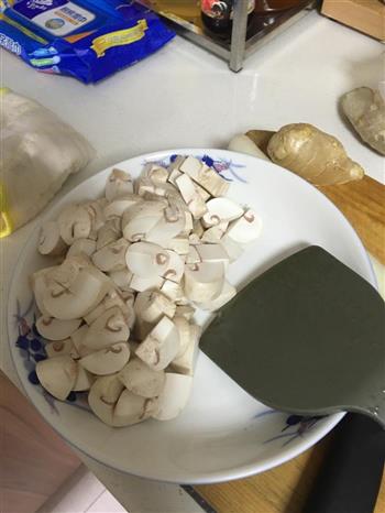 口蘑荸荠鲜肉炒三丁的做法步骤1