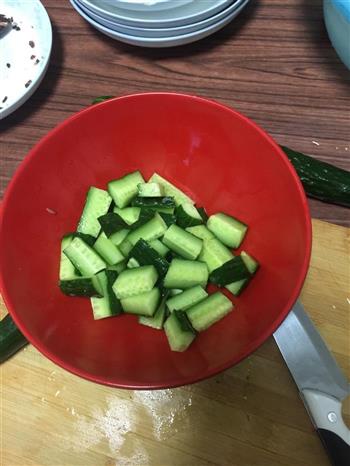 家常酸蒜黄瓜的做法步骤2