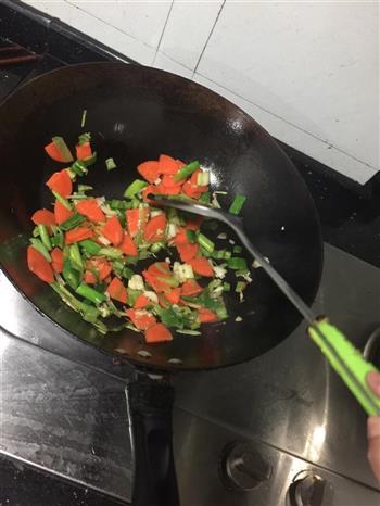红萝卜炒腊肉的做法步骤5