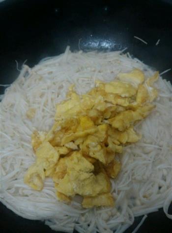 金针菇炒鸡蛋的做法步骤4