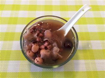 红豆薏米红枣银耳莲子羹的做法步骤1