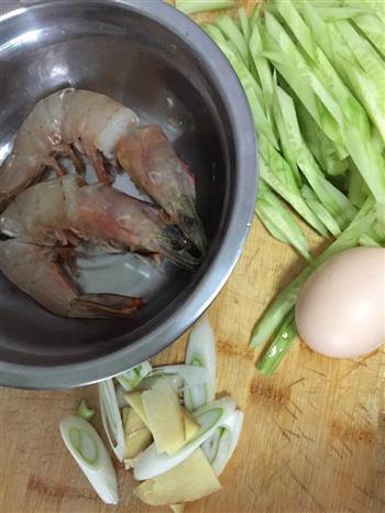 大虾黄瓜鸡蛋汤的做法步骤1