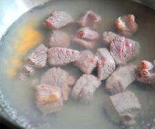 番茄炖牛腩-优康韩式料理的做法步骤1