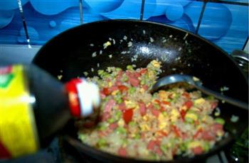 家常炒饭，消灭剩菜剩饭的好方法的做法步骤6