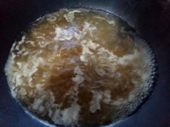 葱香油条汤，剩油条巧利用的做法步骤4