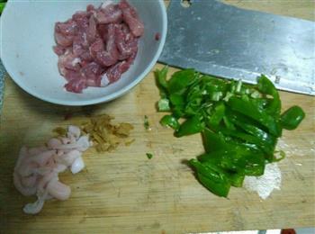青椒肉丝盖浇面的做法步骤1