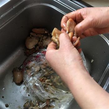 咸肉炖河蚌的做法图解2