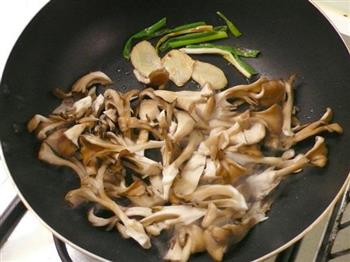 蚝油菇菇滑青花-酱汁花椰的做法步骤3