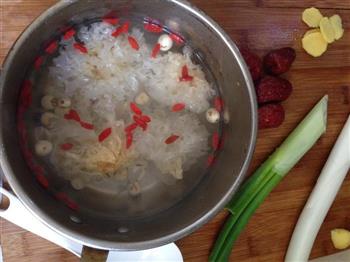 银耳莲子煲鸡汤—春季养生，预防流感，润肺止咳的做法步骤6
