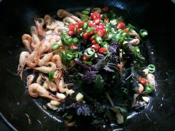 紫苏双椒炒河虾的做法步骤6