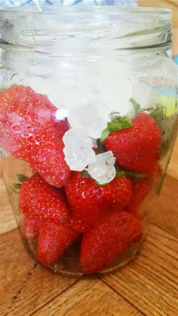 超简单草莓罐头的做法步骤2