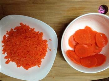 胡萝卜鸡蛋卷、青菜粥、培根的做法步骤1