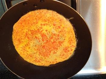 胡萝卜鸡蛋卷、青菜粥、培根的做法步骤3