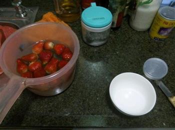 手工草莓布丁的做法步骤1