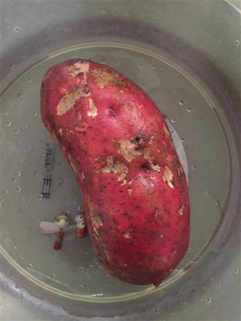 微波炉烤红薯的做法步骤1