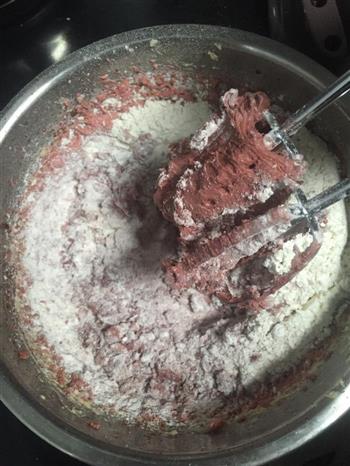 红丝绒纸杯蛋糕的做法步骤5