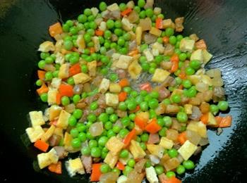 豌豆豆丁炒腊肉的做法步骤10