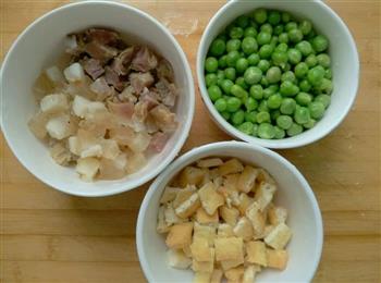 豌豆豆丁炒腊肉的做法步骤6
