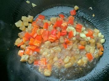 豌豆豆丁炒腊肉的做法步骤9