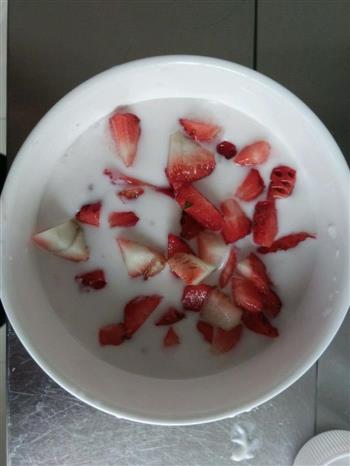草莓奶昔的做法步骤4