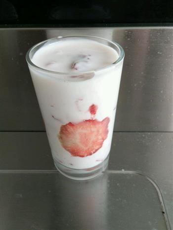 草莓奶昔的做法步骤5