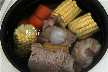 胡萝卜玉米筒骨汤的做法步骤3