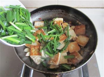 韭菜炒臭豆腐的做法步骤6