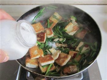 韭菜炒臭豆腐的做法步骤7