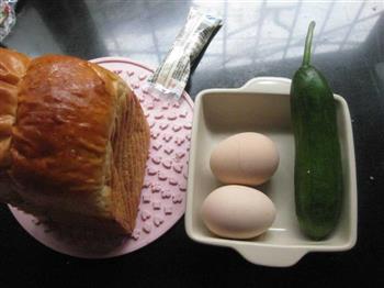 黄瓜鸡蛋三明治的做法图解1
