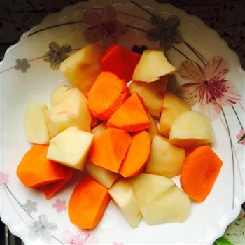 胡萝卜土豆炖鸡腿的做法步骤2