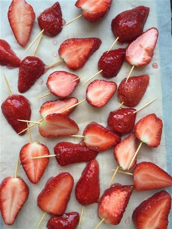 冰糖草莓的做法图解4