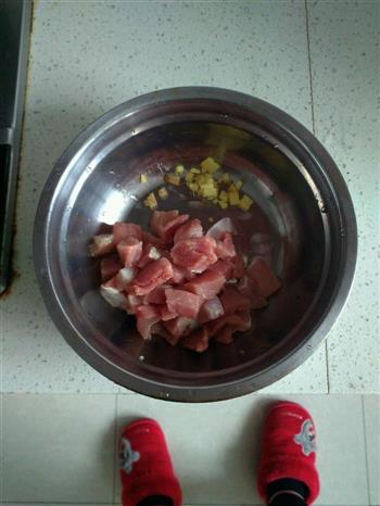 鸡毛菜皮蛋瘦肉香菇粥的做法步骤3
