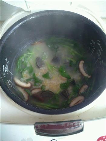 鸡毛菜皮蛋瘦肉香菇粥的做法步骤4