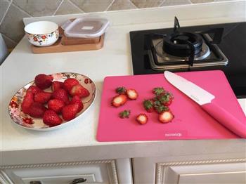 梦幻草莓冰糖葫芦的做法步骤2