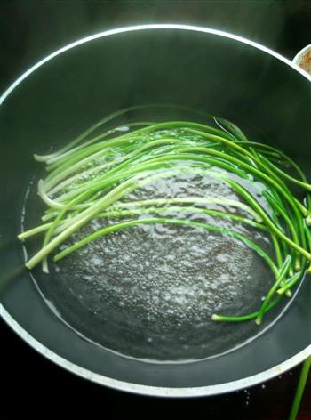 蒜苔丝炒腊肉的做法步骤3