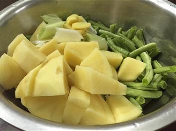 排骨炖土豆配锅贴的做法步骤2