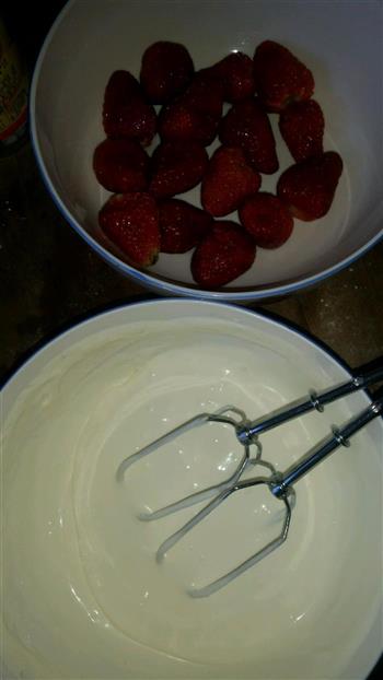 DIY奶油草莓生日蛋糕的做法步骤4