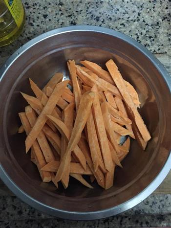 盐香焗红薯条的做法步骤1