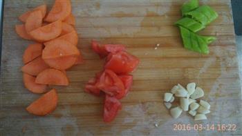 爆炒圆白菜西红柿的做法图解2