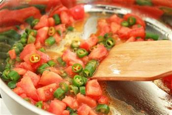 青椒西红柿炒萝卜缨的做法步骤4
