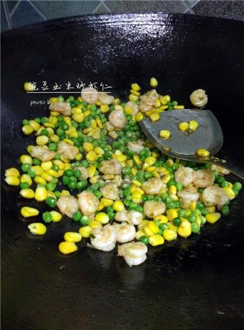 豌豆玉米炒虾仁的做法步骤11