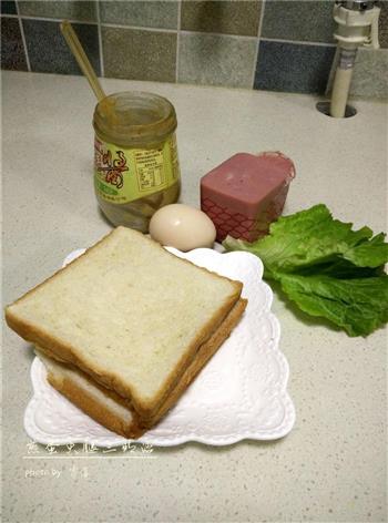 煎蛋火腿三明治的做法图解1