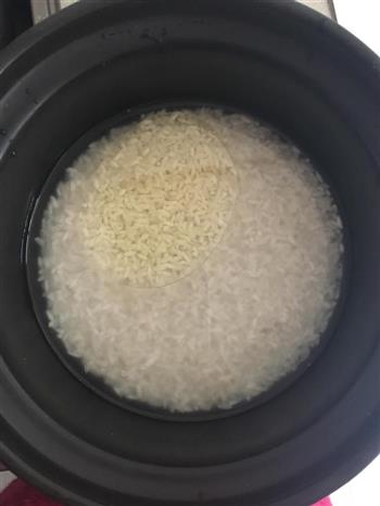 自制腊肠时蔬砂锅米饭的做法步骤1