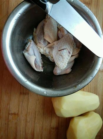 家常土豆炖鸡翅的做法图解1