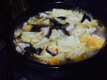 香菇豆皮辣白菜锅的做法步骤2