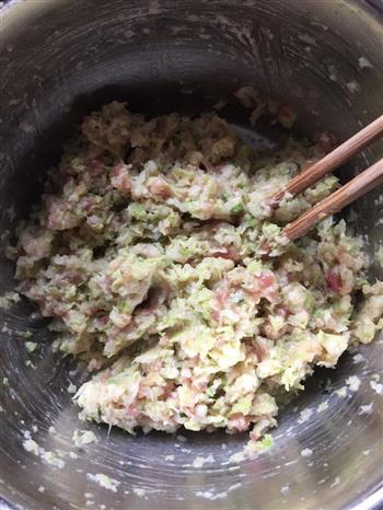 白菜猪肉水饺的做法步骤5